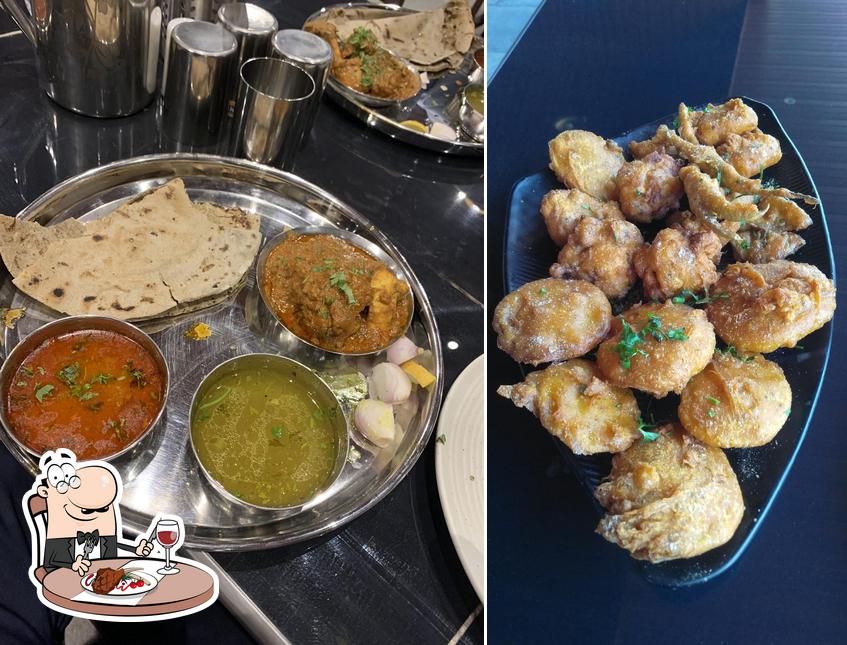 Hotel Bhavani Wada special khekda and mutton bhakari हॉटेल भवानी वाडा स्पेशल खेकडा आणि मटन भाकरी provides meat dishes