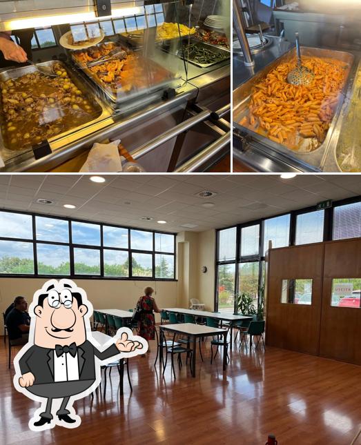Questa è la foto che mostra la interni e cibo di I PORTONI - Self Service & bar