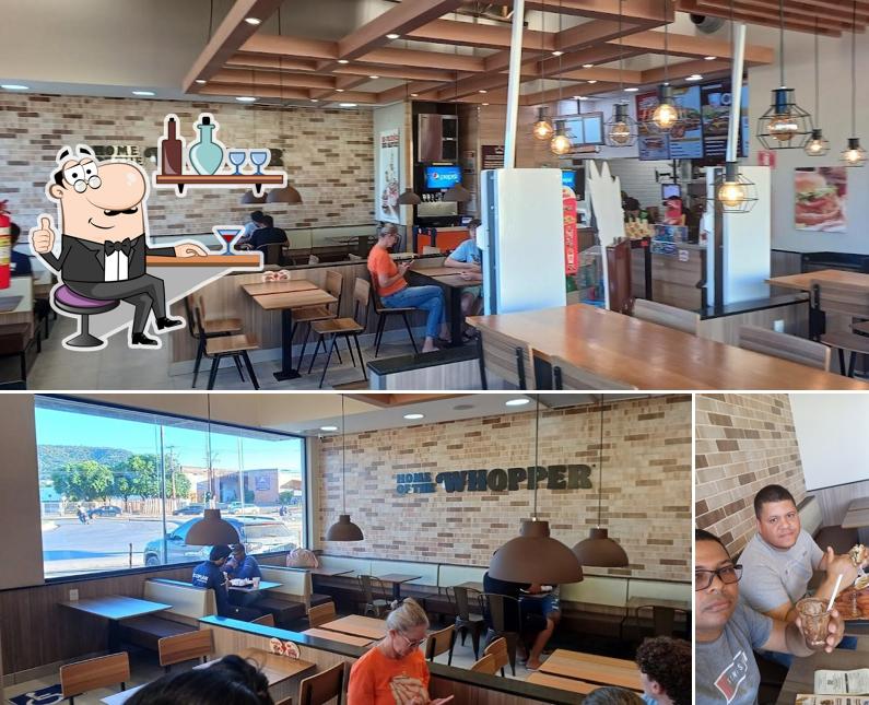 Sente em uma das mesas no Burger King