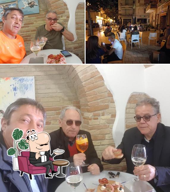 Dai un'occhiata agli interni di Biondo Caffè