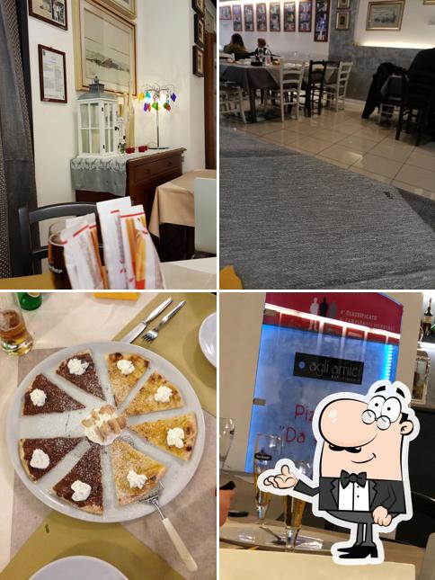 Gli interni di Pizzeria agli Amici