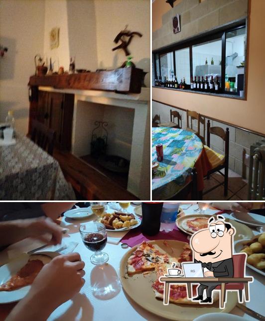 Dai un’occhiata alla foto che raffigura la interni e cibo di Trattoria Pizzeria S.Lucia