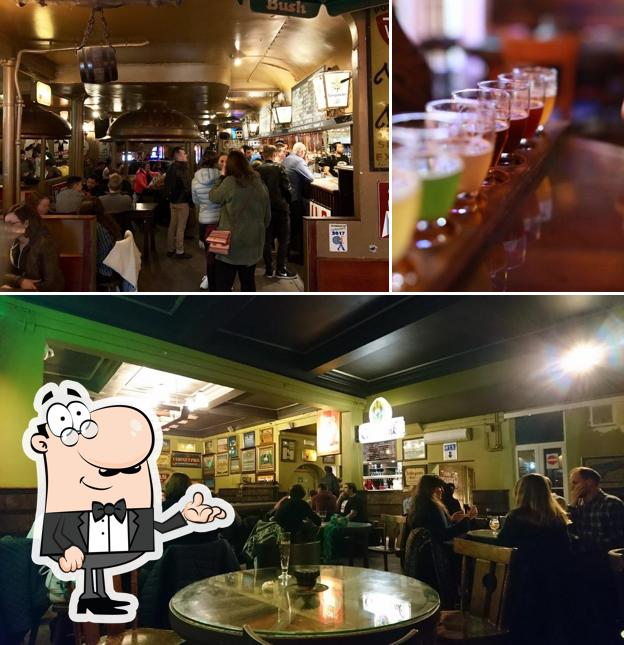 Installez-vous à l'une des tables de Delirium Café