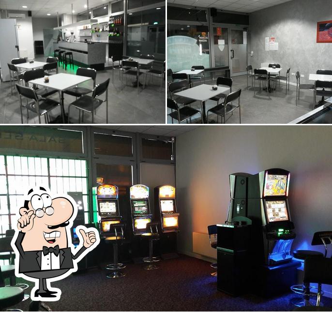 Dai un'occhiata agli interni di Bar Sala Slot Silver
