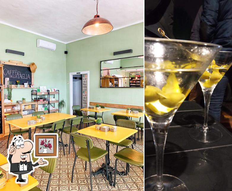 Dai un'occhiata agli interni di caffè della paglia