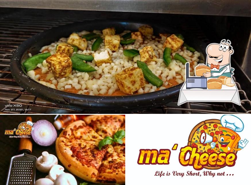 Garlic bread at ma'Cheese Pizza