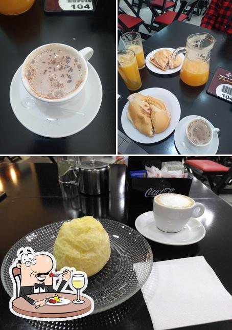 A comida e bebida do restaurante