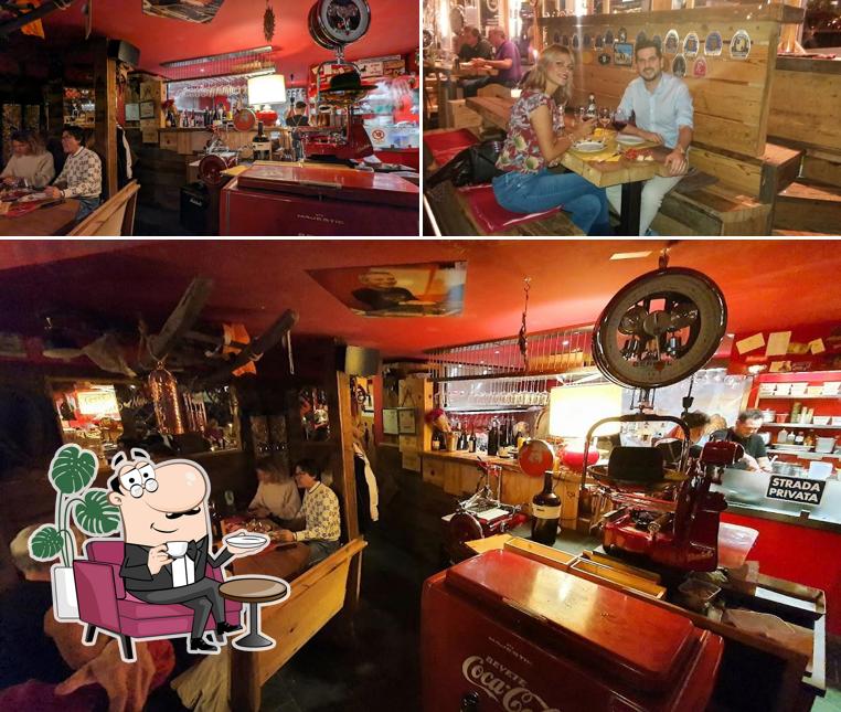 Siediti a un tavolo di Pavarotti Wine Bar
