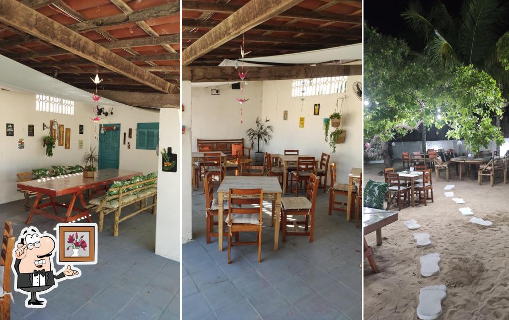 Sente em uma das mesas no Restaurante escola Esquina do Brasil