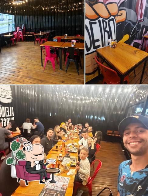 Sente em uma das mesas no Alemão Burger - Hamburgueria Votorantim