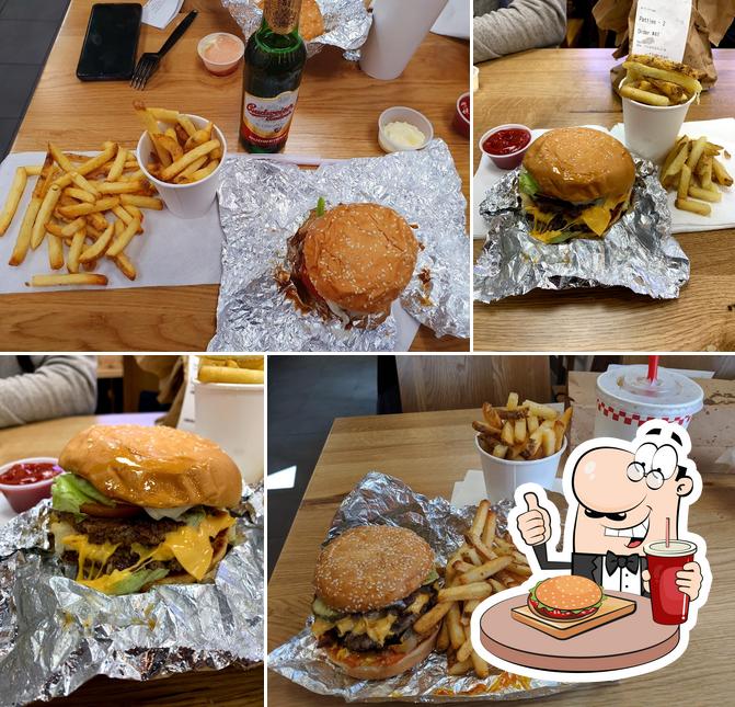 Ordina un hamburger a Five Guys Mont-Blanc