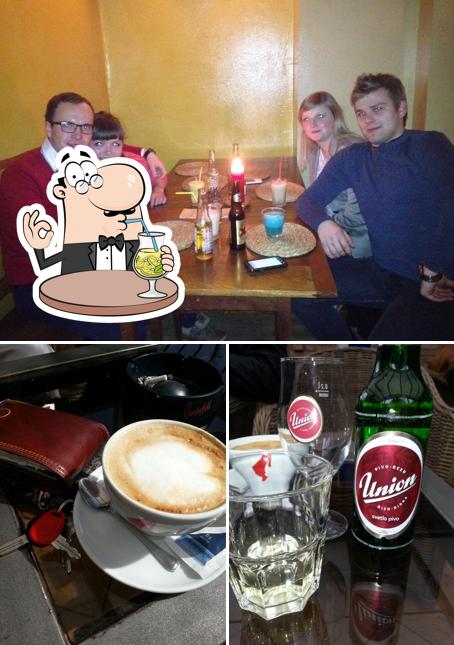 Tra le diverse cose da Kropivšek Karlo s.p. saloon Caffe si possono trovare la bevanda e tavolo da pranzo