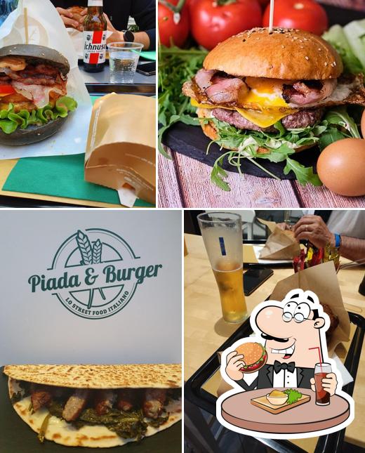 Prenditi un hamburger a Piada & Burger