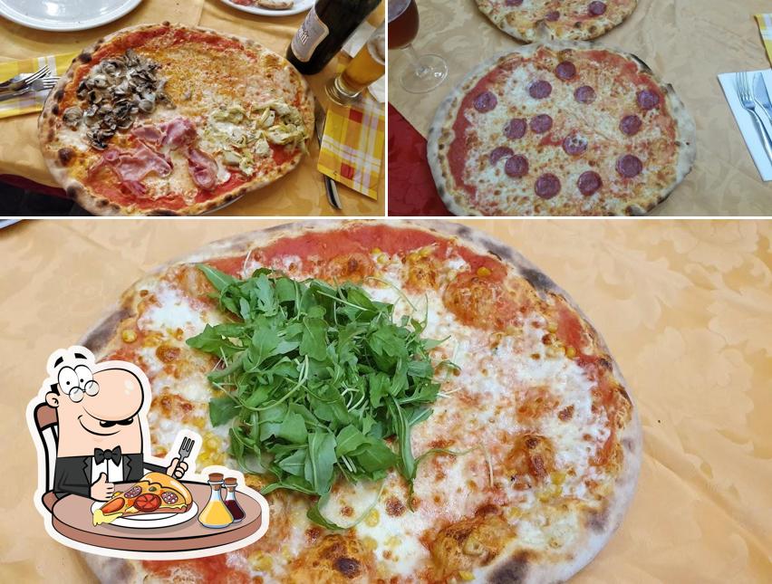 Scegli una pizza a Trattoria Pizzeria Al Cappello