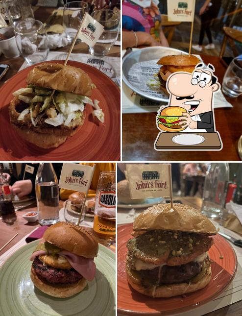 Prova un hamburger a John's Fort Pub Pizzeria Steakhouse