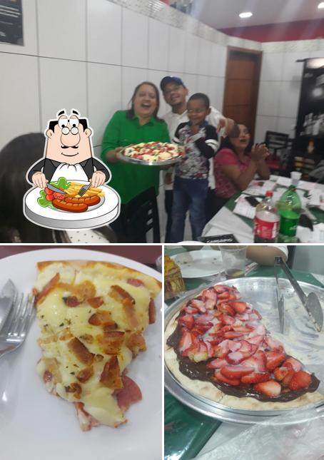 A Pizzaria Bella Itália se destaca pelo comida e mesa de jantar