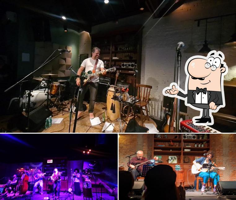 Sente em uma das mesas no Bona Casa de Música