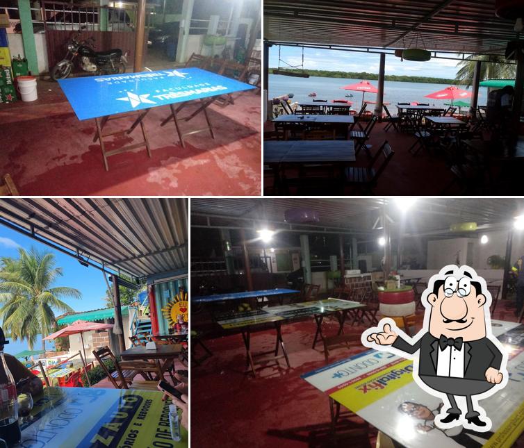 Sente em uma das mesas no Contêiner’s Bar e Restaurante