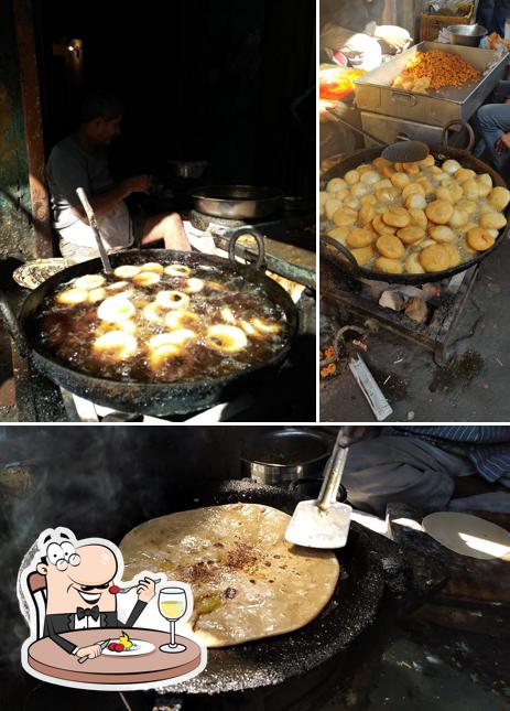 Food at juniya maharaj kachori pakauri