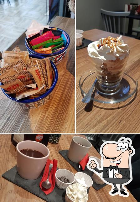 Siediti a un tavolo di Cinico Bar & Gelateria