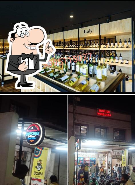 Here's a pic of English wine shop अंग्रेजी शराब दुकान