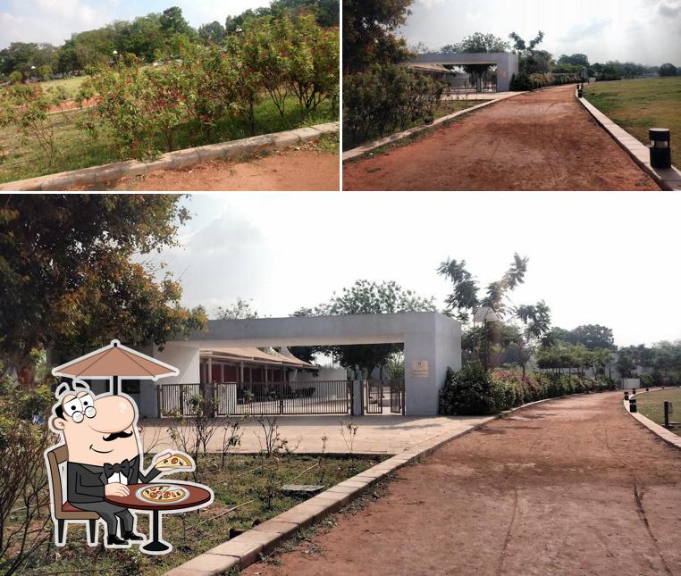 You can get some fresh air outside (4) Swarnim Park Cafeteria