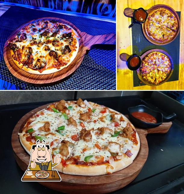Try out pizza at Friend's Cafe