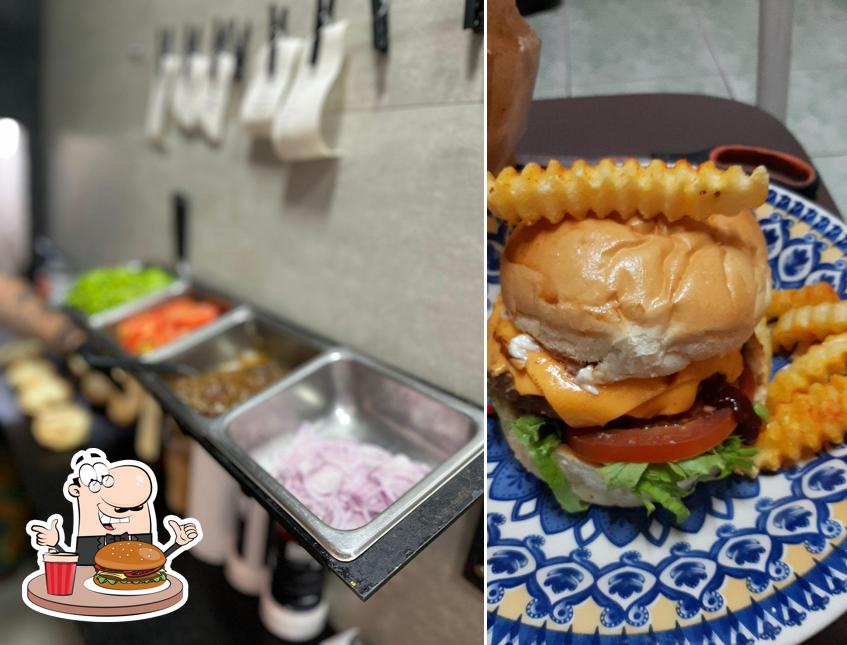 Delicie-se com um hambúrguer no Fronteiriço Burguer