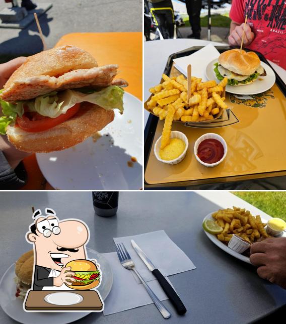 Ordina un hamburger a Tower Imbiss