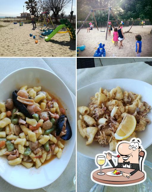 La immagine di cibo e area giochi da Bagno Marino