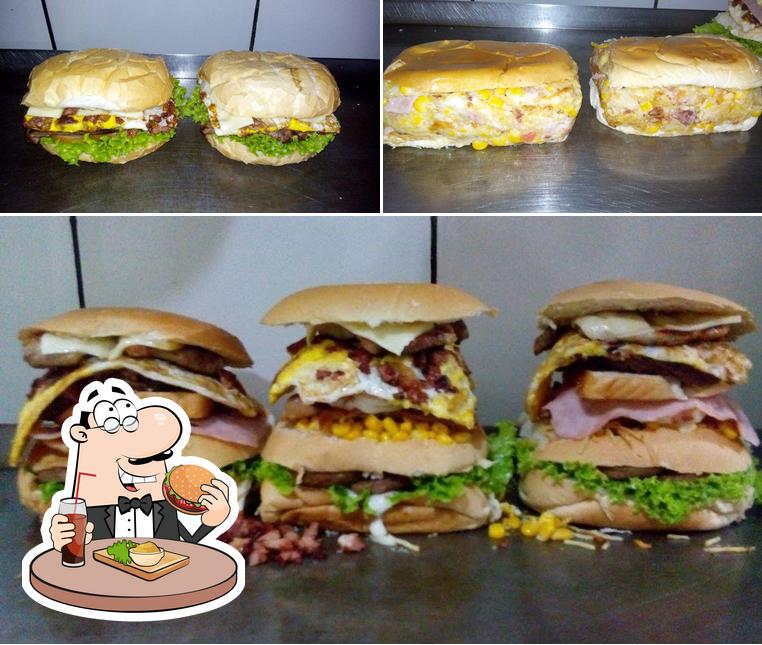 Delicie-se com um hambúrguer no Bandit Lanches