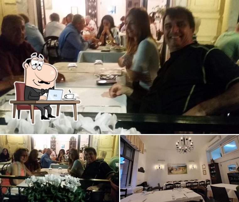 Siediti a un tavolo di ristorante malvasia
