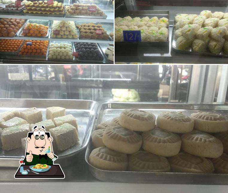 Food at Meera Sweets