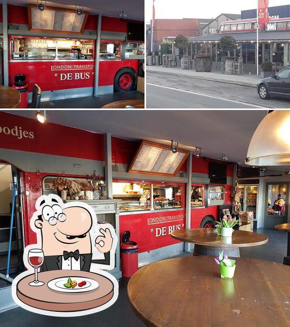 Plats à De Bus, Café