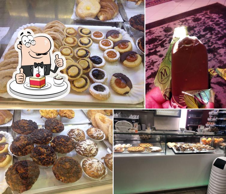 Caffé Four Roses di Sanseverino Alfonso serve un'ampia gamma di dessert
