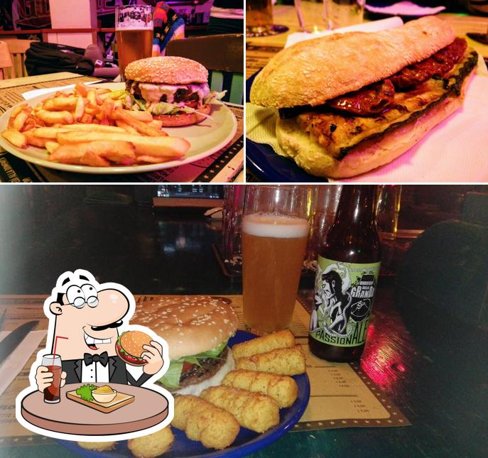 Ordina un hamburger a Gasoline Road Bar
