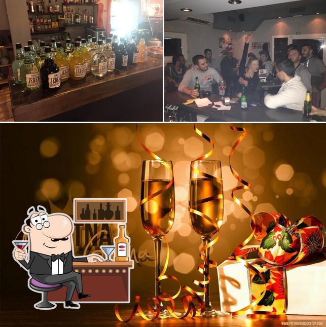 Dai un’occhiata alla foto che mostra la bancone da bar e vino di BooBar
