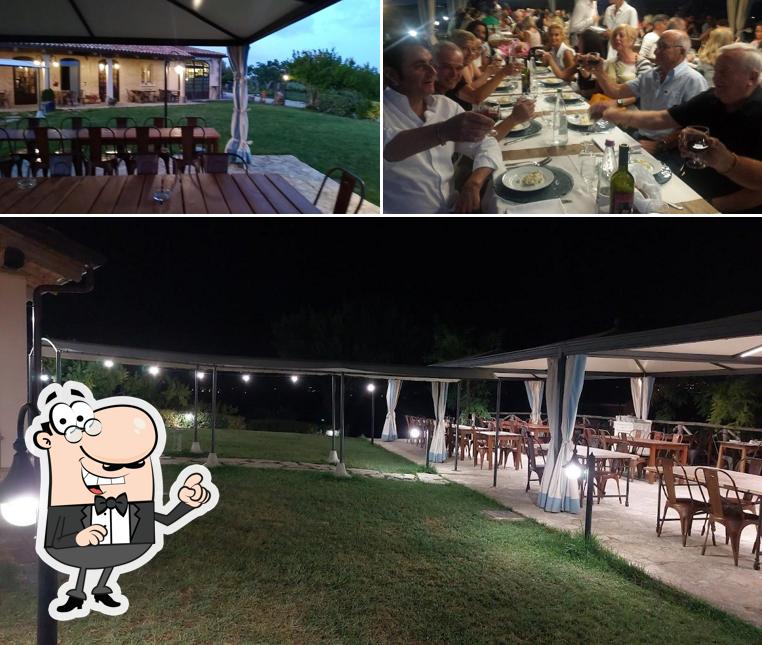 La interni e bancone da bar del ristorante