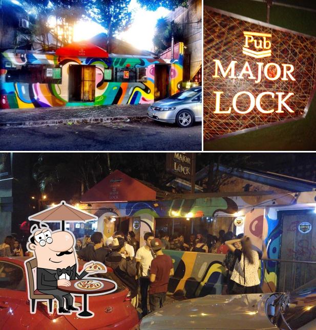 Você pode espairecer no exterior Major Lock Pub