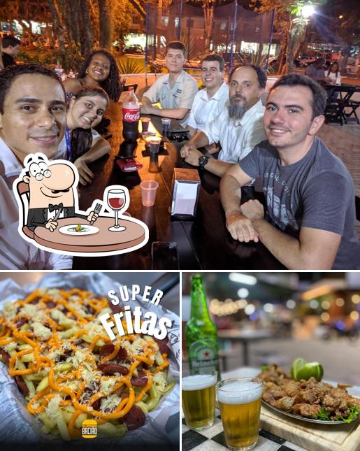 A imagem do Bacião Burguers´s’s comida e balcão de bar