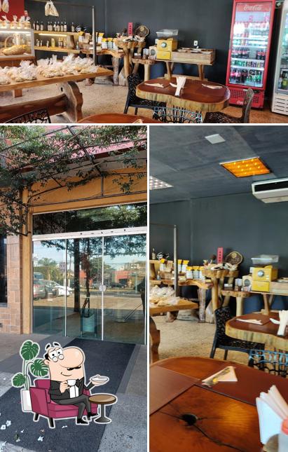 Sente em uma das mesas no Emporio Sumatra