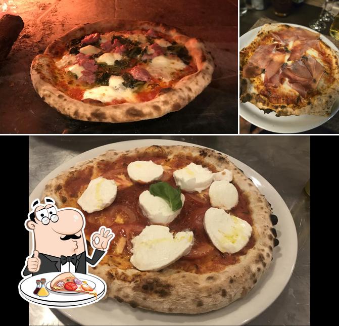 A Pizzeria Da I' Dino, puoi assaggiare una bella pizza