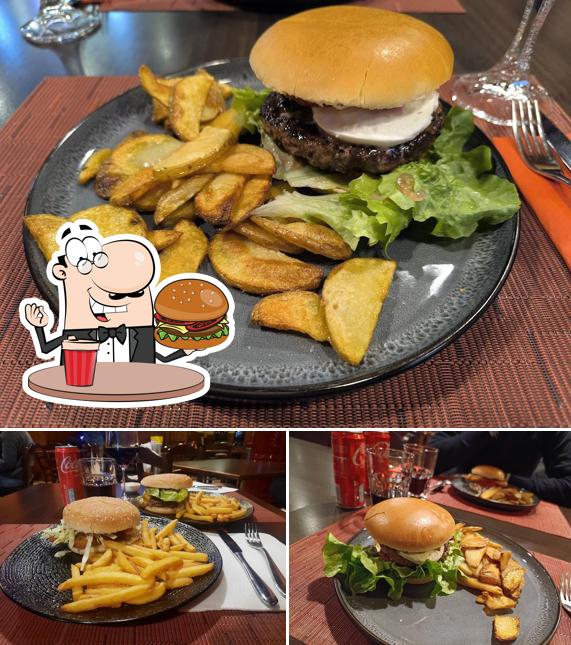 Ordina un hamburger a Tower Pub