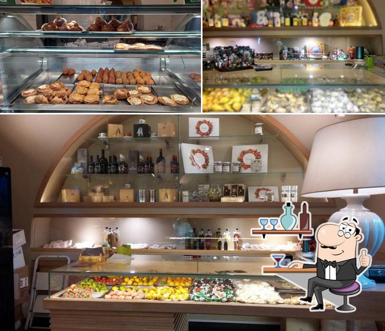 Dai un'occhiata agli interni di Pasticceria Spinella