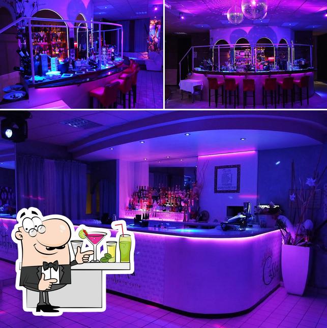 La foto di bancone da bar e interni da Cenerentola Club Drink & More