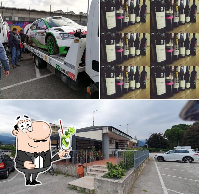 Goditi un drink a Bar alla Pesa dalla Filo