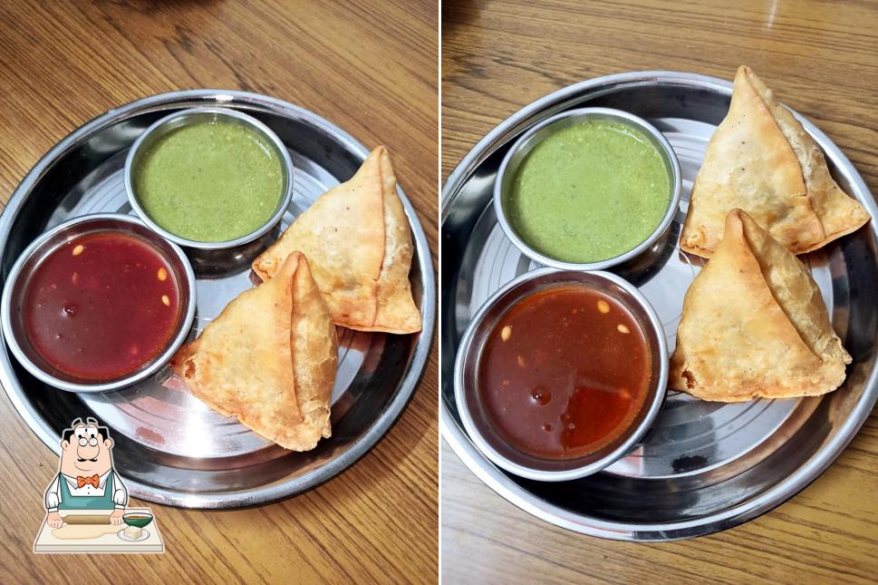 Samosa at Bains Sahab Di Hatti