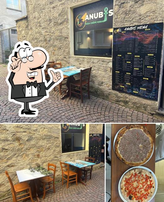 Questa è la immagine che mostra la interni e cibo di Pizzeria ANUBIS