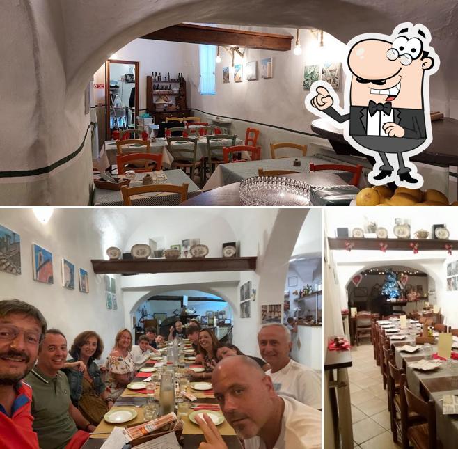 La interni e tavolo da pranzo del ristorante