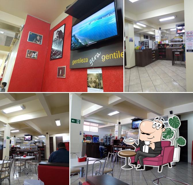 Sente em uma das mesas no Xis do Gringo